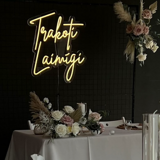 Rental LED Neon Sign Trakoti Laimīgi